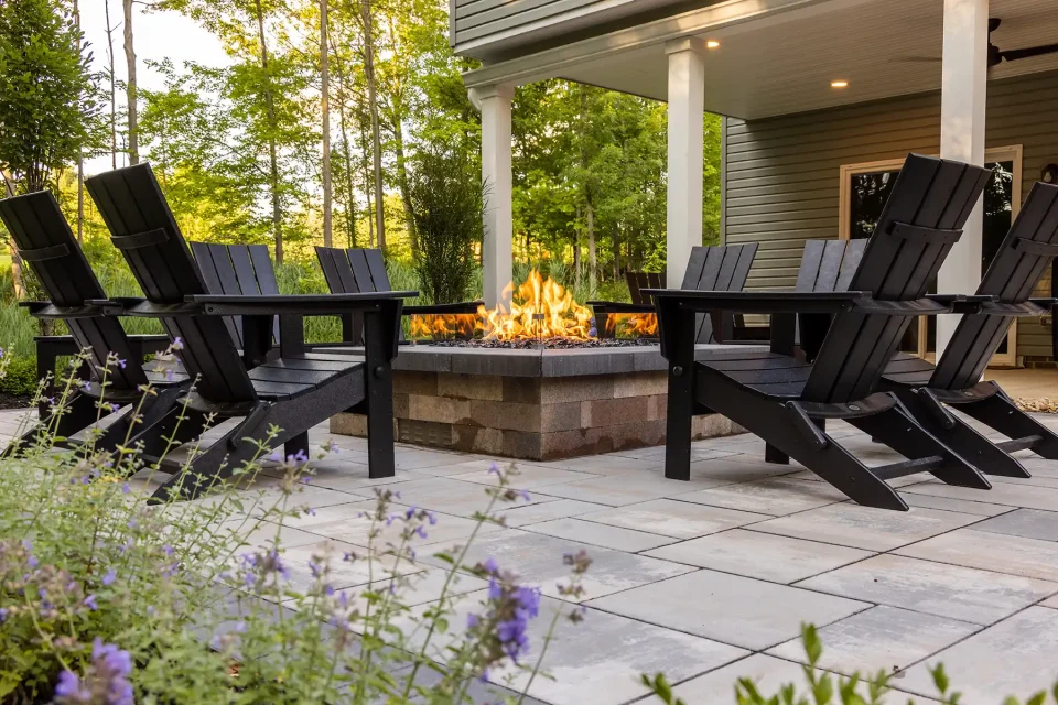 Custom Fire Pits and Outdoor Kitchens